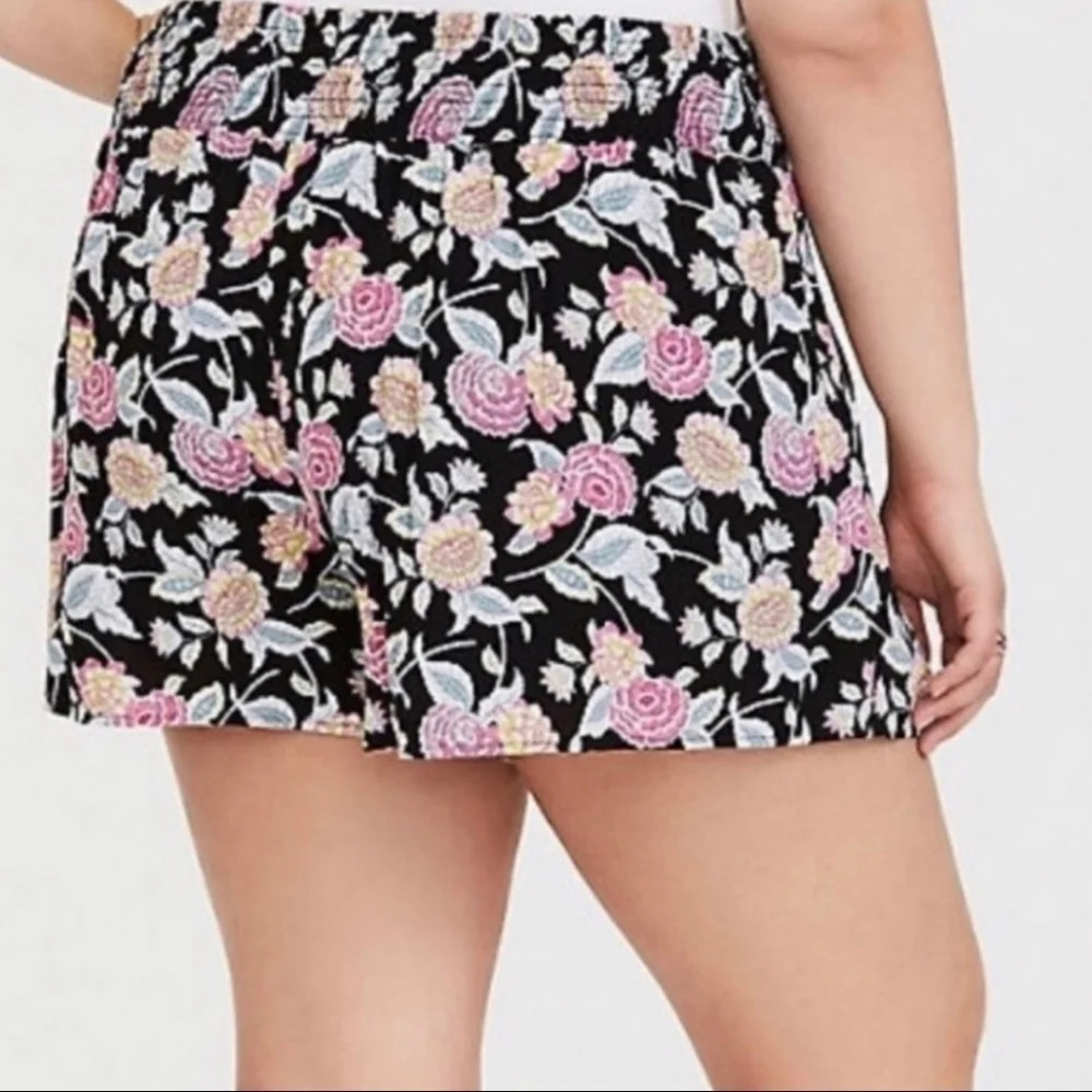 Torrid pastel and black floral gauze rayon shorts 4 - Picture 2 of 10